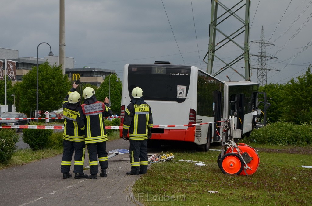 Schwerer Bus Unfall Koeln Porz Gremberghoven Neuenhofstr P062.JPG - Miklos Laubert